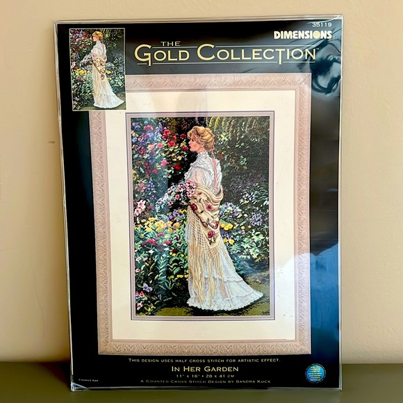 DIMENSIONS THE GOLD COLLECTION IN HER GARDEN - Picture 1 of 4